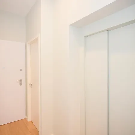 Liiiving In - Sweet Sunlight Terrace Apartment *